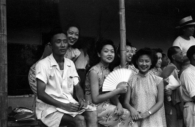 Crowds Watch Carson Plays Off Yeh Kuan-Hsiung in a Tennis Match for Flood Relief in Liangguang Collection Image