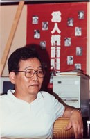 林啟旭於日本台獨聯盟辦公室獨照（1）藏品圖，第1張