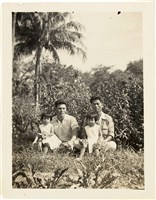 劉美蜺與劉美虹兩歲半與母親友人合照（1954年）藏品圖，第1張