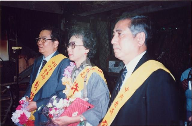 林啟旭於1992年回台記者會照片藏品圖，第1張