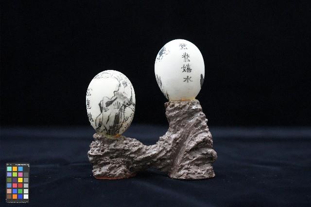 周順吉繪蛋殼畫《鴛鴦戲水》與《松鹿鶴》藏品圖，第3張