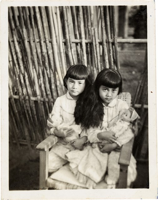 劉美蜺與劉美虹國小二年級時合照（1961年）藏品圖，第1張