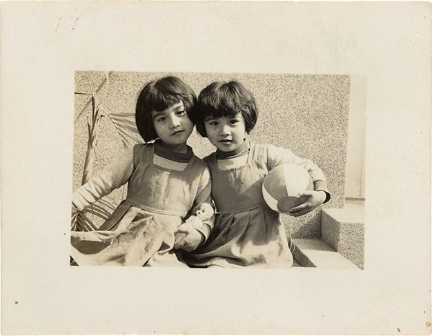 劉美蜺與劉美虹四歲半合照（1956年）藏品圖，第1張