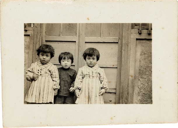 劉美蜺與劉美虹兩歲多與鄰居小孩合照（1954年）藏品圖，第1張
