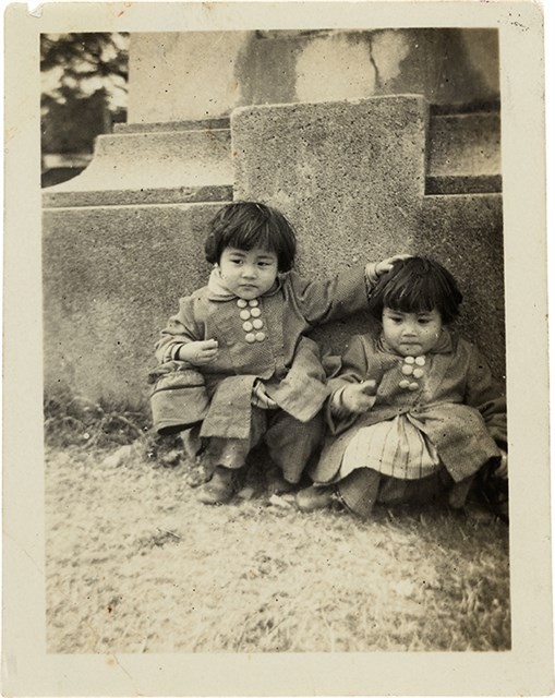劉美蜺與劉美虹兩歲半合照（1954年）藏品圖，第1張
