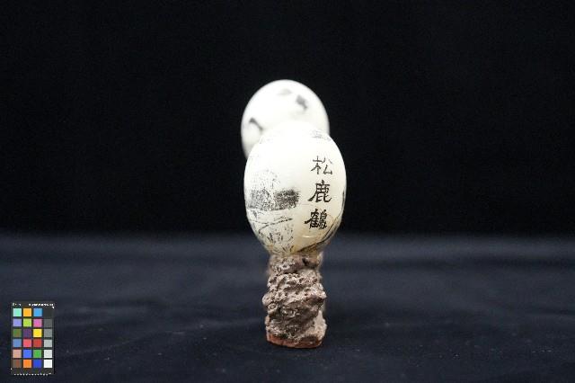 周順吉繪蛋殼畫《鴛鴦戲水》與《松鹿鶴》藏品圖，第4張