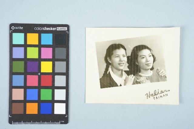 施月霞十八歲與閨蜜合照（1945年）藏品圖，第2張