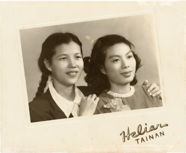施月霞十八歲與閨蜜合照（1945年）藏品圖，第1張