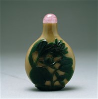 Snuff bottle with sesame colored base and green lotus Collection Image, Figure 2, Total 2 Figures
