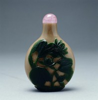 Snuff bottle with sesame colored base and green lotus Collection Image, Figure 1, Total 2 Figures