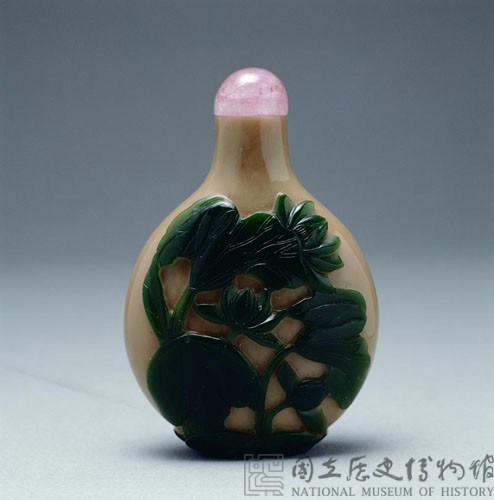 Snuff bottle with sesame colored base and green lotus Collection Image, Figure 1, Total 2 Figures