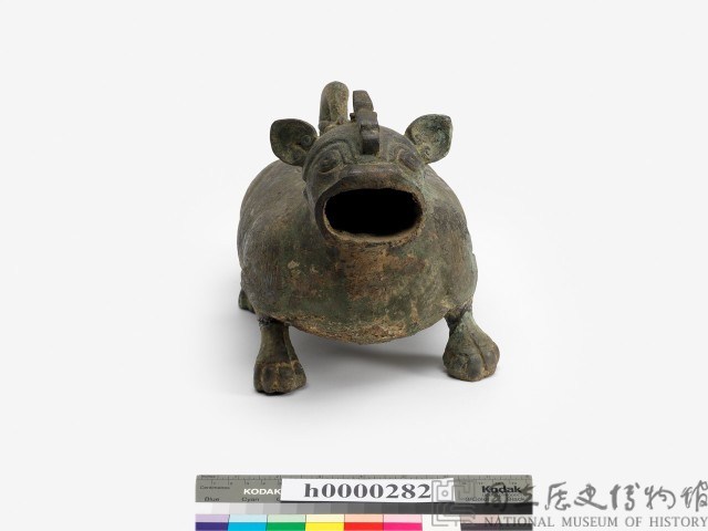 Tsun, Ritual wine vessel, bronze with tiger-shaped decoration Collection Image, Figure 3, Total 4 Figures