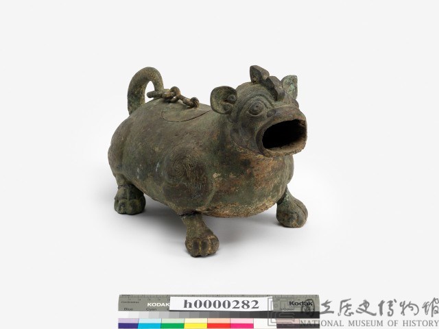 Tsun, Ritual wine vessel, bronze with tiger-shaped decoration Collection Image, Figure 4, Total 4 Figures