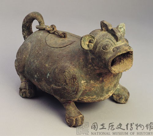 Tsun, Ritual wine vessel, bronze with tiger-shaped decoration Collection Image, Figure 1, Total 4 Figures
