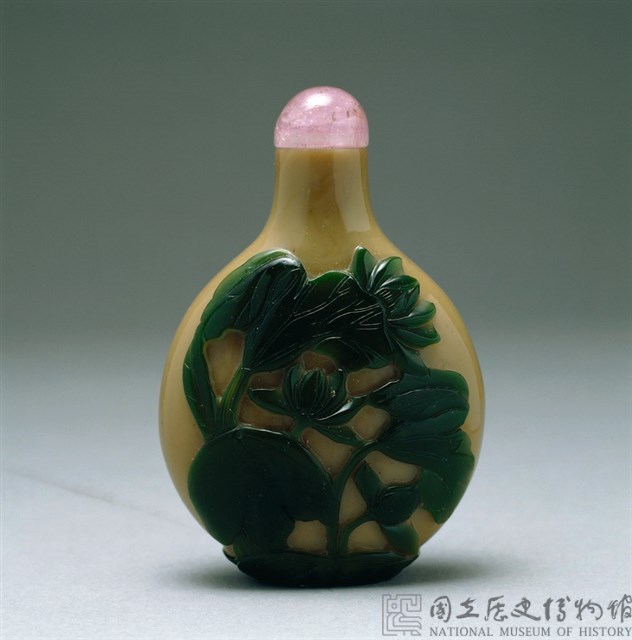 Snuff bottle with sesame colored base and green lotus Collection Image, Figure 2, Total 2 Figures