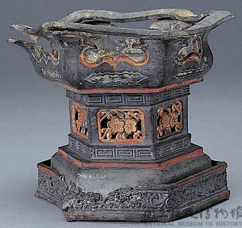 越素汪奇里佛寺燭台底座藏品圖，第1張