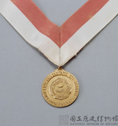美國聖若望大學贈鄧龔雲章金章藏品圖，第1張