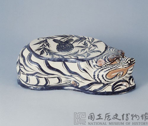 白釉鐵繪褐彩花卉紋虎形枕藏品圖，第1張
