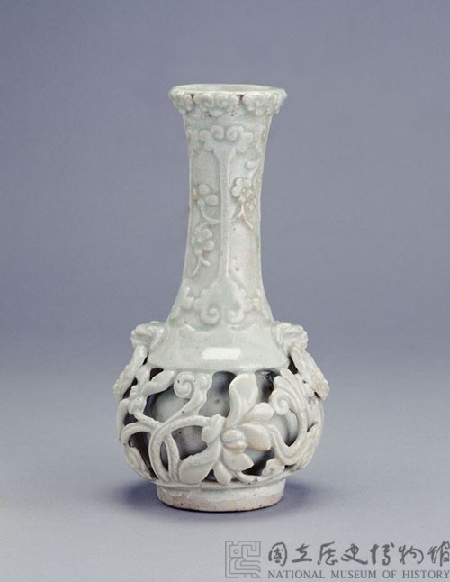 青白瓷雕花瓶藏品圖，第1張