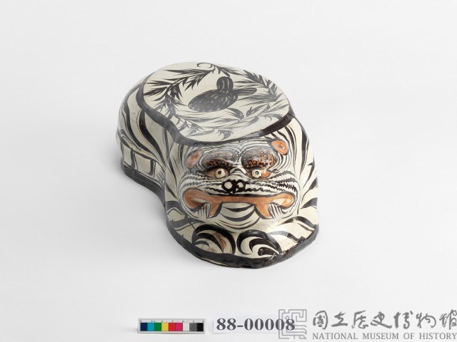 白釉鐵繪褐彩花卉紋虎形枕藏品圖，第3張