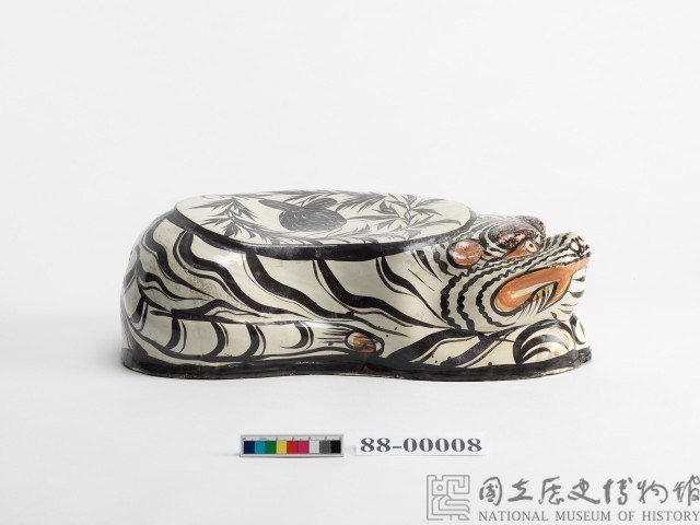 白釉鐵繪褐彩花卉紋虎形枕藏品圖，第2張