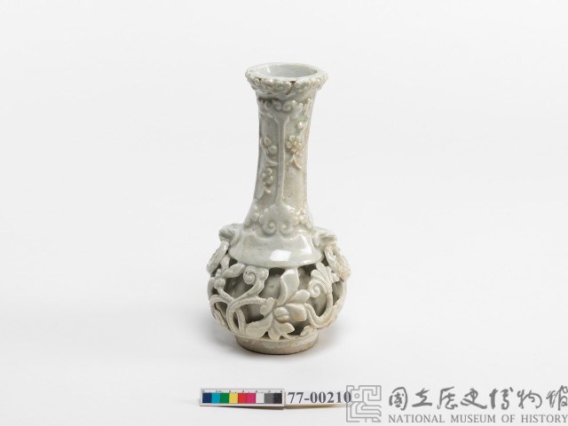 青白瓷雕花瓶藏品圖，第2張