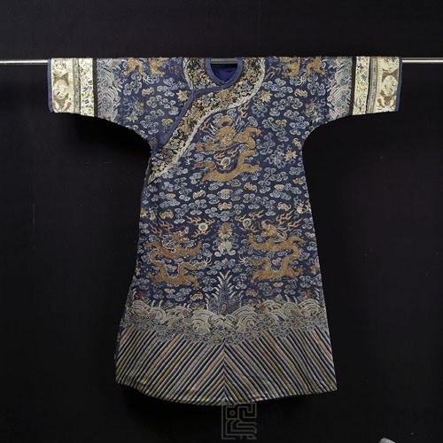 Empress Robe Embroidered with Cloud and Dragon Patterns Collection Image, Figure 3, Total 7 Figures