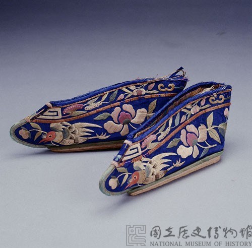 藍緞彩繡女鞋藏品圖，第1張