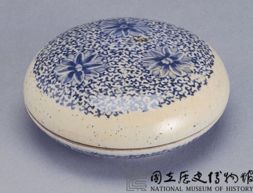 清雍正時代 染付 青花祥瑞花卉文四方印泥盒 蓋盒 香盒 文房香合(A-68) 青花花卉印泥盒-國立歷史博物館-藏品資料-07209
