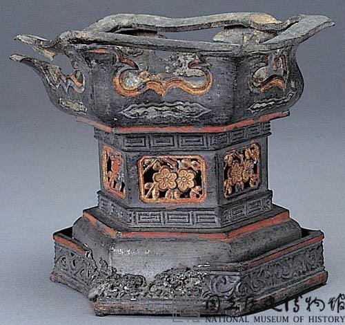 越素汪奇里佛寺燭台底座藏品圖，第1張