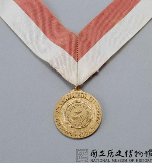 美國聖若望大學贈鄧龔雲章金章藏品圖，第1張