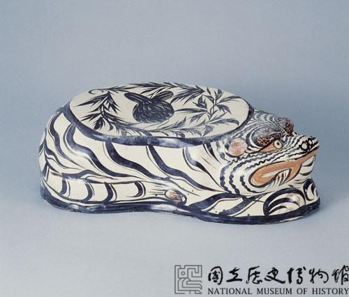 白釉鐵繪褐彩花卉紋虎形枕藏品圖，第1張