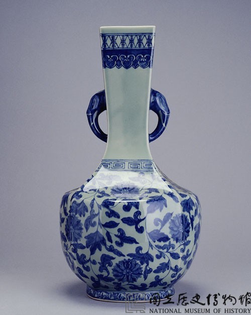 仿古青花番蓮象耳方瓶-國立歷史博物館-藏品資料-71-01327