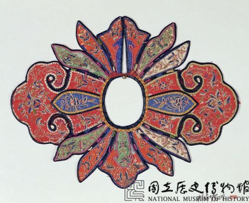 紅地如意雲頭形雲肩藏品圖，第1張
