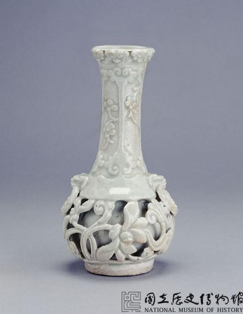 青白瓷雕花瓶藏品圖，第1張