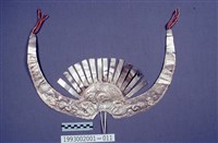 白銅牛角形頭飾藏品圖，第1張