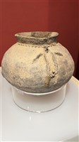 人形浮塑灰陶壺藏品圖，第1張