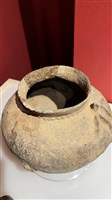 人形浮塑灰陶壺藏品圖，第2張