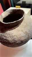 人形浮塑灰陶壺藏品圖，第3張