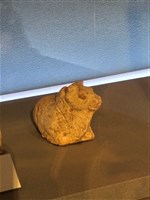 趴坐姿牛俑藏品圖，第1張