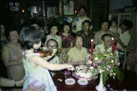 壽宴上的小小提琴家（1950至2006年臺灣常民生活）藏品圖，第1張