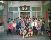 許蒼澤家族及親友大合照（1950至2006年臺灣常民生活）藏品圖，第1張