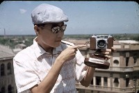 許蒼澤手持Olympus Wide-S相機（1950至2006年臺灣常民生活）藏品圖，第1張