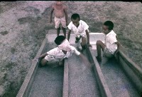 溜滑梯嬉戲（1950至2006年臺灣常民生活）藏品圖，第1張