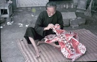 〈秋が来た〉做針線活的老婦（1950至2006年臺灣常民生活）藏品圖，第1張