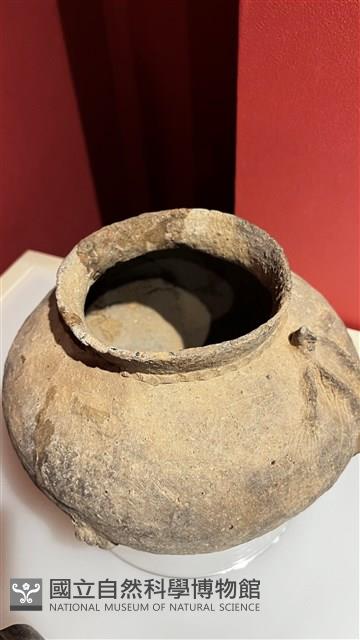 人形浮塑灰陶壺藏品圖，第2張
