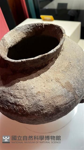 人形浮塑灰陶壺藏品圖，第3張