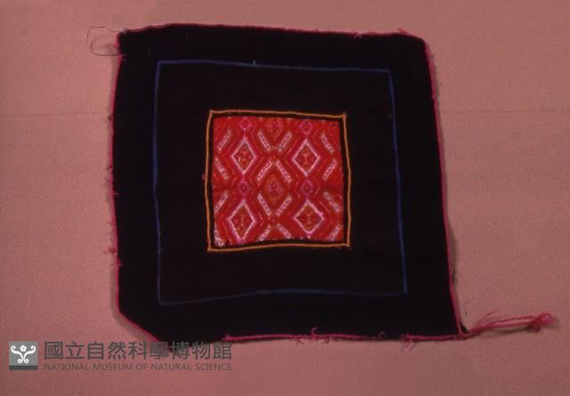 胸兜藏品圖，第1張