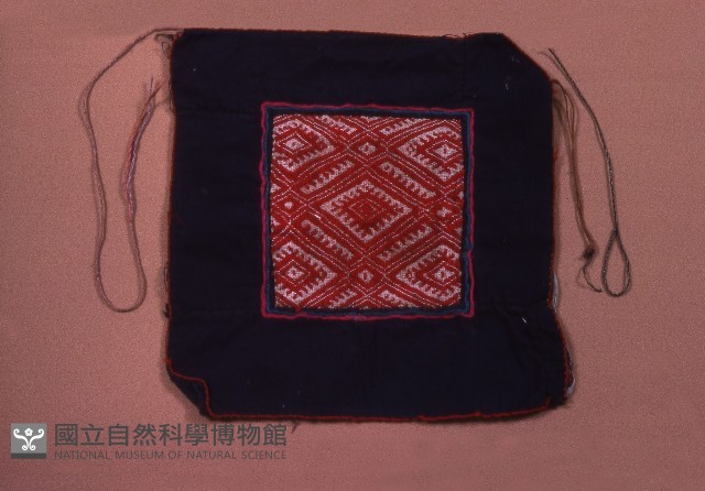 胸兜藏品圖，第1張