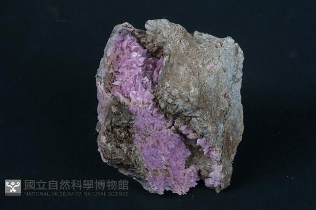 紅矽鈣錳礦藏品圖，第1張